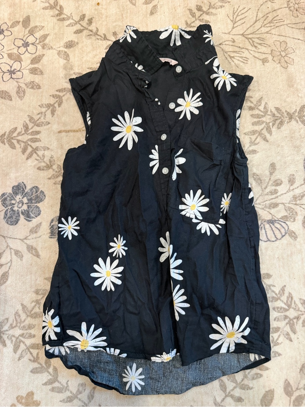 SO Black Sleeveless Button-Down Daisy Print Top